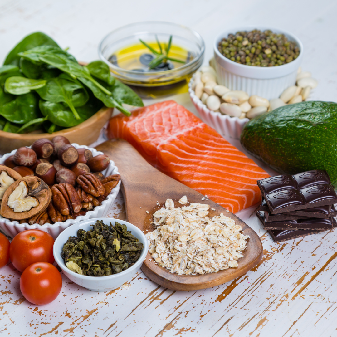 Aliments riches en micronutriments : saumon, épinards, noix, avocat, chocolat noir